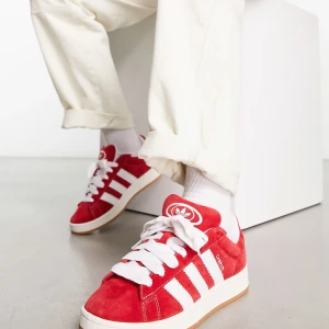 Adidas campus  -  adidas campus röda, storlek 38 använda några gånger men inga defekter på utsidan. Se sista bilden för ett märke som är innanför skon🤗original pris 1349kr