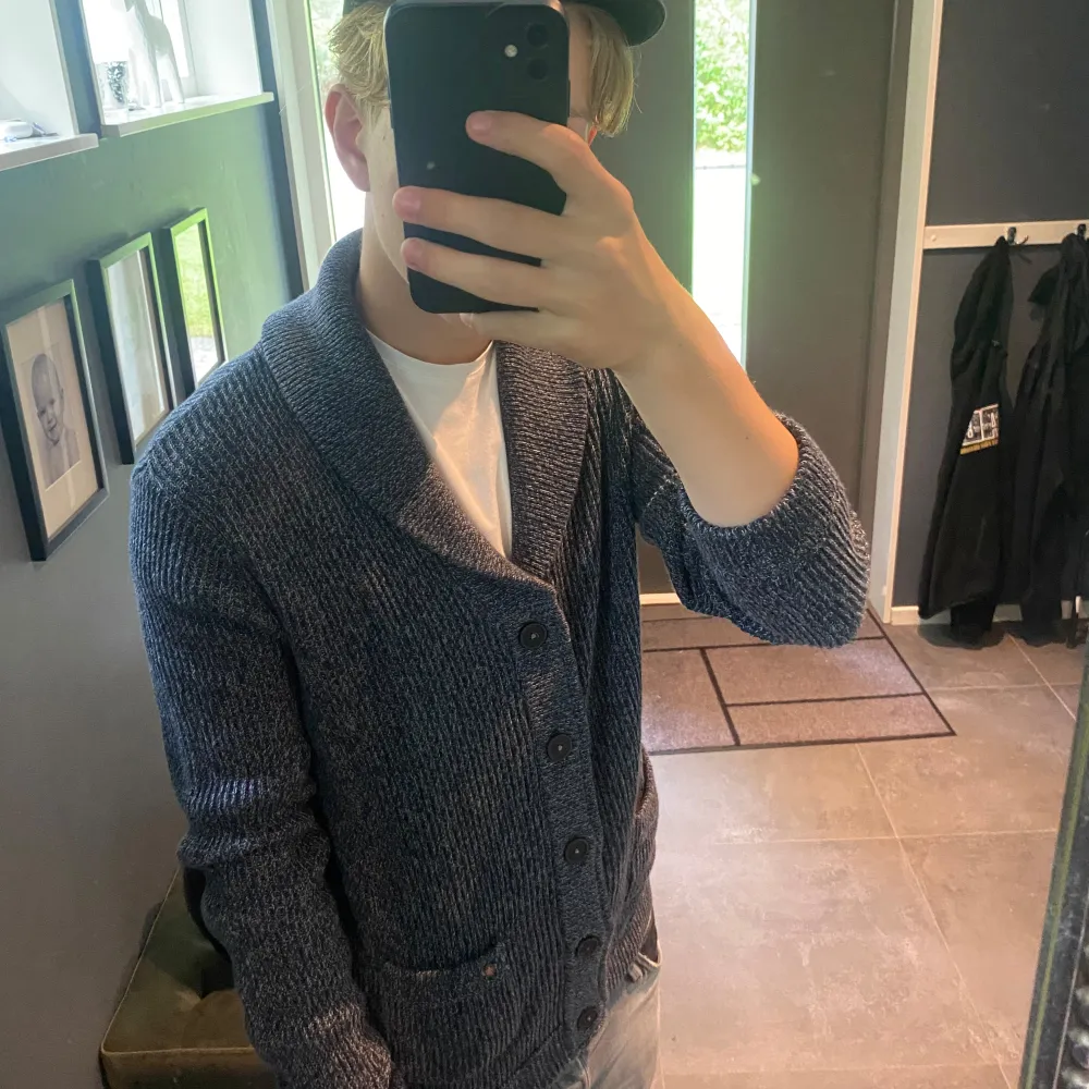 En galet snygg stickad cardigan i nytt skick perfekt till hösten✅🍂| Den är ifrån vintage Jack & Jones och säljs inte längre❗️| Jag på bilden är ca 182| Hör av er vid mer frågor eller funderingar❗️. Hoodies.