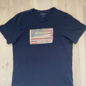Ralph Lauren tshirt - Snygg Denim & Suppy tshirt. XL men sitter som en L. I bra skick