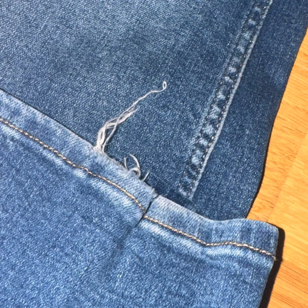 Slutsålda jeans från Bershka med låg midja och utsvängda / bootcut nere. Har slitning längst ner ( bild finns med)  Storlek är borta men är ganska säker på att jag köpte dem i storlek XS. Jeans & Byxor.