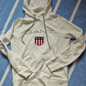 GANT hoodie - GANT VIT HOODIE