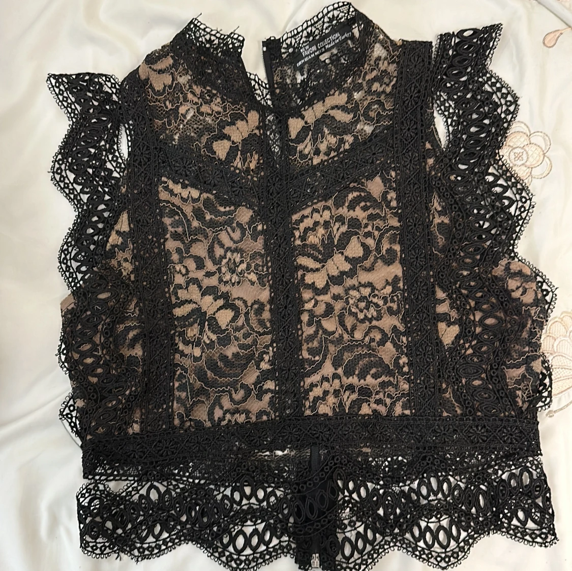 Svart spetsblus från New Favori Collection