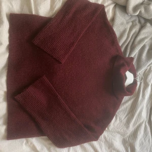 Stickad polotröja  - Säljer denna mysiga stickade tröja då den tyvärr inte kommer till användning nå mer, skriv privat för fler bilder:)