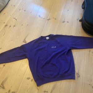 Polar tröja  - Jag säljer en fin polar tröja som är knappt använd eftersom att den blev lite för liten för mig snabbt. Grabben på bilden är 182 cm och väger 60 kg. Som sagt är den lite för liten😊