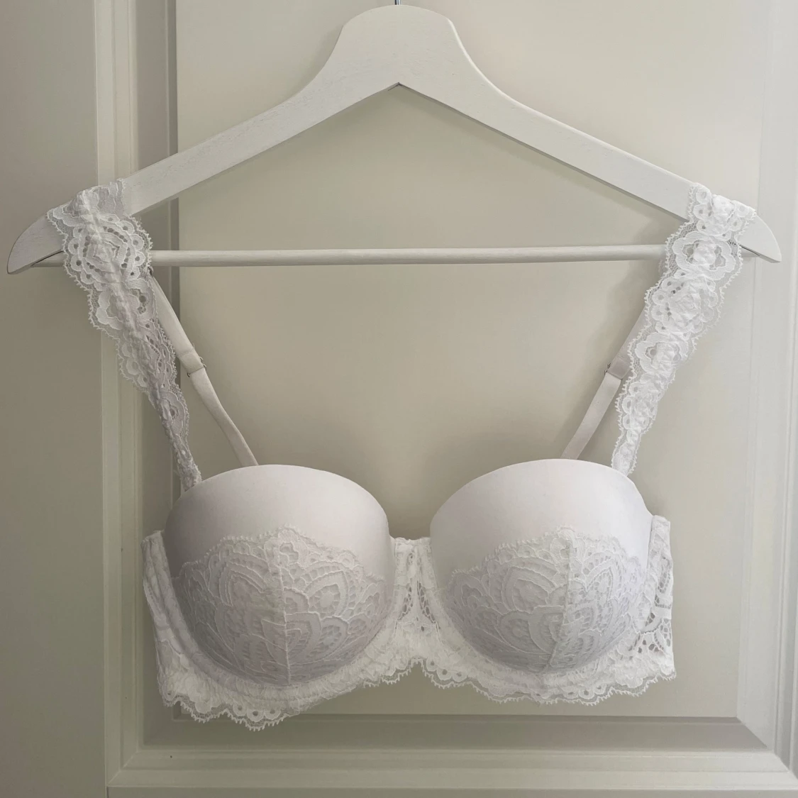 Vit spets-bh, axelbandslös 