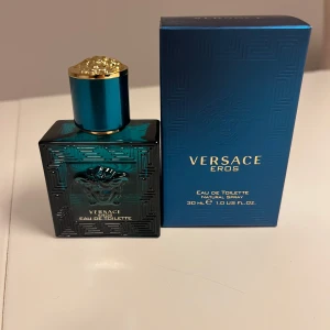 Versace Eros EdT - Säljer nu min Versace Eros EdT då jag har för många parfymer och ska sälja de jag inte använder så mycket längre. Vilket är synd för denna doften passar till alla tillfällen och säsonger! Det är ungefär 12/30ml kvar, nypris runt 450kr. Skriv gärna! 