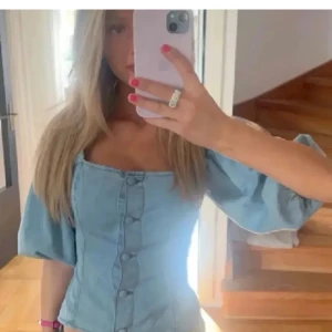 Jeanstopp - Sååååå sjukt fin och trendig jeans topp! Den är knappt använd💕💕