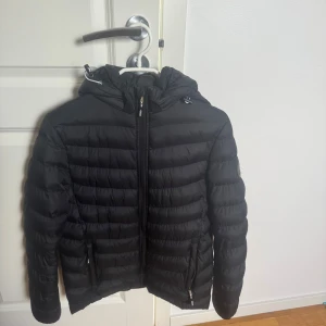 Vinson Polo club jacka  - Säljer nu min polo club jacka då jag har köpt en annan o den inte kommer till användning längre, jackan är i storlek 14 år ÄKTA och i väldigt bra skick😊hör av er vid frågor🤍