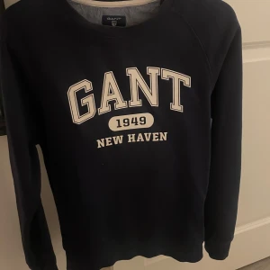 Sweatshirt  - Marin blå Gant sweatshirt i jättebra skick 