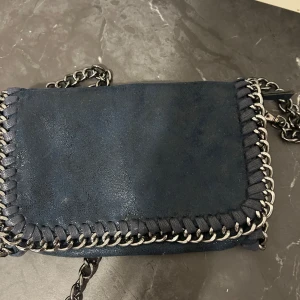 stella mccartney väska 💙 - simpel, vid snabbaffär kan man diskutera priset! Skriv i dm om andra frågor om väskan!💞💞