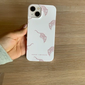 Super snyggt mobil skal💞iPhone 13 - Jätte fint mobil skal med SPRICKOR ny pris är 300 med det funkar och sitter bra på mobilen💕💕