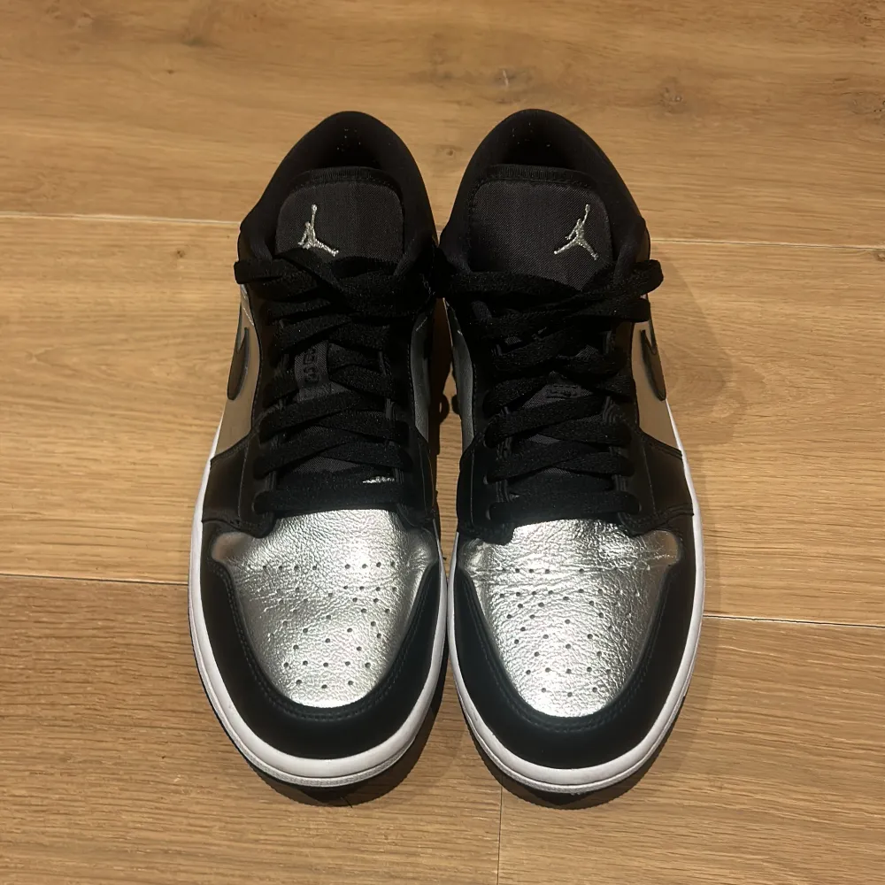 Säljer snygga Jordan 1 low. Använd fåtal gånger men fortfarande i bra skick. . Skor.