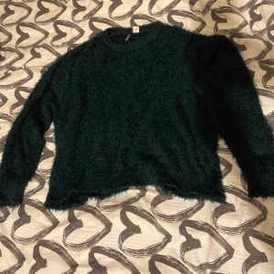 Tröja - Mysig mörkgrön fuzzy tröja i bra kvalitet, sparsamt använd men fortfarande i utmärkt skick. Perfekt för kyligare dagar och ger en härligt mjuk och varm känsla.