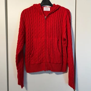 Röd ziptröja  - Passar xs-s