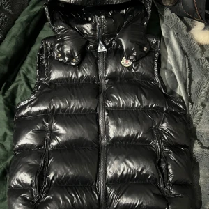 Moncler ”bormes” väst - Fet väst, kommer med tags väldigt sparsamt andvänd. 