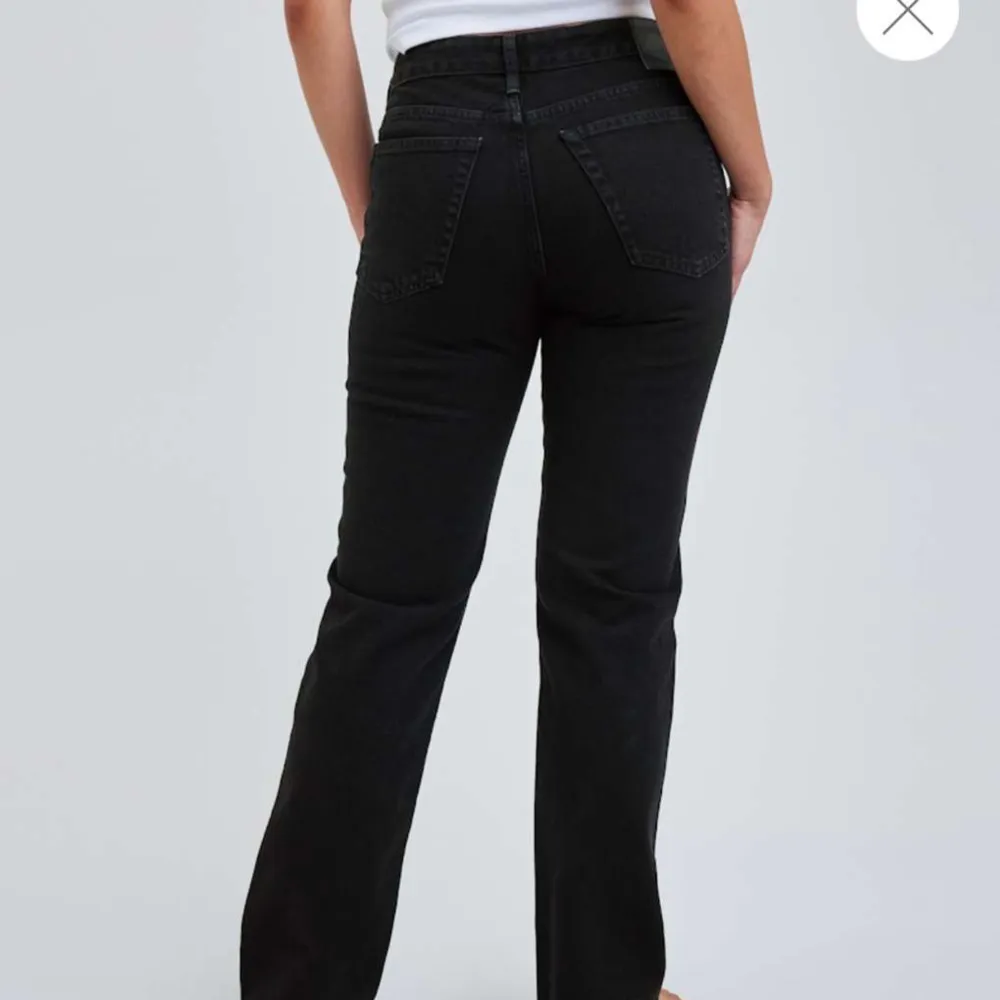 Svarta Jeans från bikbok i modellen ”Low straight jeans 970”. Låga i midjan och raka i modellen. Använt ett fåtal gånger men säljer då de inte passar längre. Skriv för fler bilder! Ordinarieplats är 699kr (Köparen står för frakten)💞Skicka PRISFÖRSLAG. Jeans & Byxor.