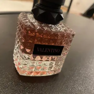 Valentino Donna Born In Roma 50ml, Testad en gång Nypris 1 400kr