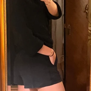 Svarta mini shorts - Svarta kostymshort perfekt till hösten/ vintern med ett par tights💕dragkedja framtill❤️