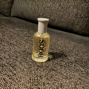 Hugo boss parfym - Säljer nu denna Hugo Boss parfymen som är köpt i Dubai, parfymen är full och aldrig använd. Nypris 799kr