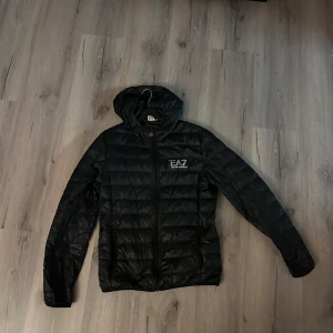 Ea7 jacka  - Fint skick, inga defekter 
