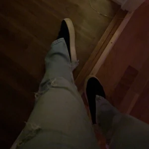 Ljusblåa jeans  - Ljusblåa utsvängda jeans från Gina med lite hål och slits. Fint skick i storlek S. Trendiga ❣️❣️Skriv för fler bilder 