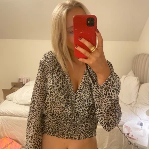 Leopardtopp  - Säljer denna så fina leopardblusen❤️kommer inte till användning, endast använd en gång!!