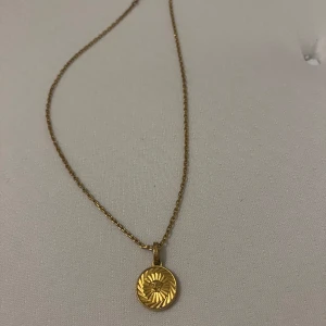 Versace halsband - Skönt halsband/ pendant. Nypris va ca 5xxx. Växt ifrån stilen. Begagnade går på 1400 uppåt 