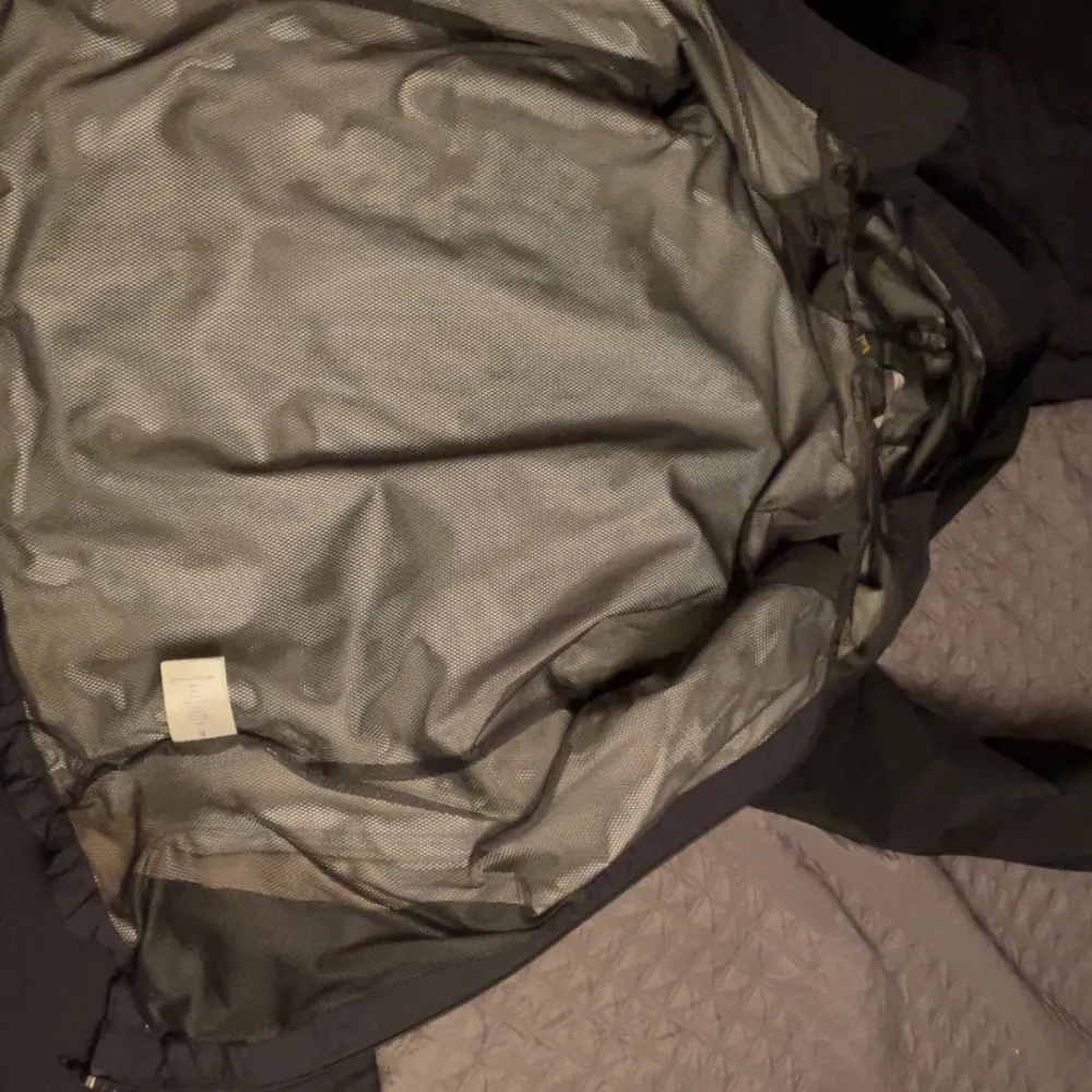 storlek M passar även L. väldigt använda men tagit hand om den väl så inga skador. nypris 3000 från intersport. Takit.