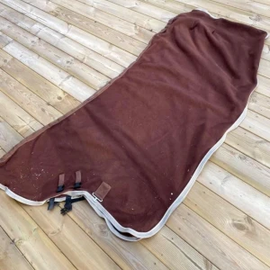 häst fleecetäcke halvhals 115 - Fleecetäcke med fast halvhals stl 115, använt en del men fortfarande i fint skick! 