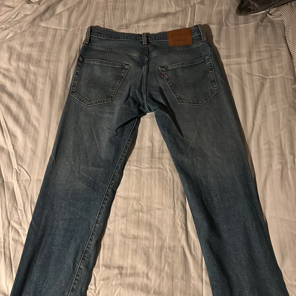 Hej säljer ett par Levis jeans 502 tapered fit för de har blivit för små Skicket är bra men använda och är storlek W30 L 32. Jeans & Byxor.