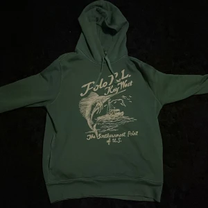 Ralph lauren hoodie - Tjena! Säljer nu denna tvär feta Ralph Lauren hoodie som är väldigt eftertraktad. Storlek M men passar S. Nypris: runt 3000. Mitt pris: 1800. Hör av er vid funderingar🙌
