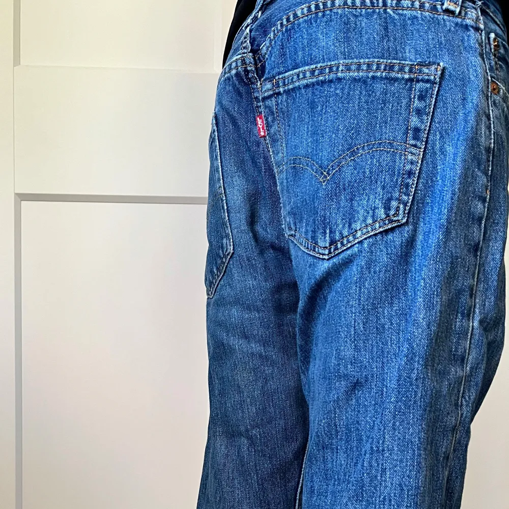 Levis 501 blåa Storlek 28 32 Använda . Jeans & Byxor.