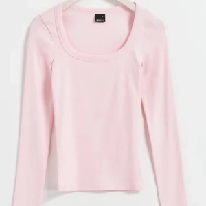 Rosa tröja  - Säljer denna oanvända tröjan från Gina Tricot. Endast testad. Säljer då storleken inte passar mig. 