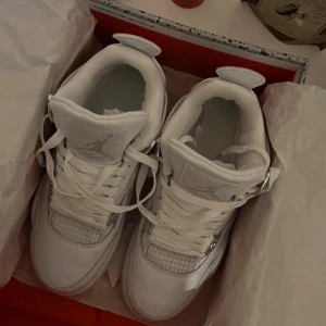 Pure money jordan 4 - Säljer nu mina jordans på grund av stilbyte så väljer att sälja bort för ett snällt pris. Endast använd ett fåtal gånger, dem är väldigt fräscha. Kartong följer med, jag köpte dem från farfetch och nypris är 8000. Kom gärna med bud 💋
