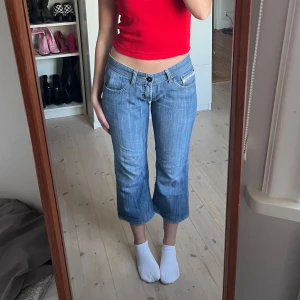 Vintage jeans - Vintage jeans fyndade utomlands! Snygga detaljer på fickor och kanter. Slutar ovanför fotled. Några fläckar på benet. Sköna!!