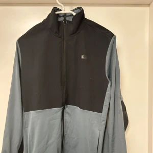 Svart och grå jacka från SOC - Säljer en snygg och funktionell jacka från SOC i storlek S. Den är svart och grå med dragkedja framtill. Perfekt för träning eller ute springa. Den är ganska ny och används bara några få gånger. Pris kan diskuteras. Vid frågor, skriv