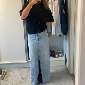 Jeanskjol - Fin jeanskjol från stradivarius. Knappt använd. Normal i storleken 