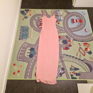 Tight rosa klänning  - Nyskick, använt bara 1 gång. Pris kan diskuteras