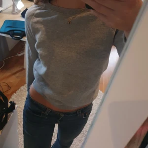 Strass tröja - Säljer en såå fin tröja med strass stenar på axlarna