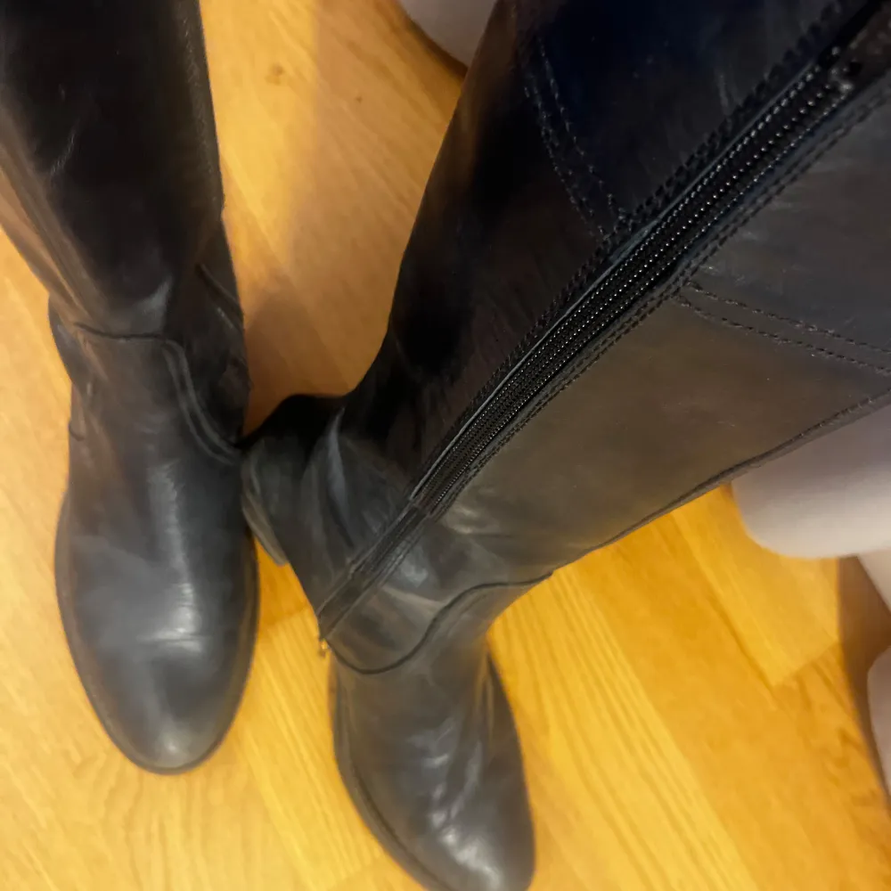 Snygga svarta boots. De är ganska använda därför säljs de för ändats 30kr. Perfekta för att gå ut eller bara för att styla din outfit. Perfekt style nu till hösten.. Skor.