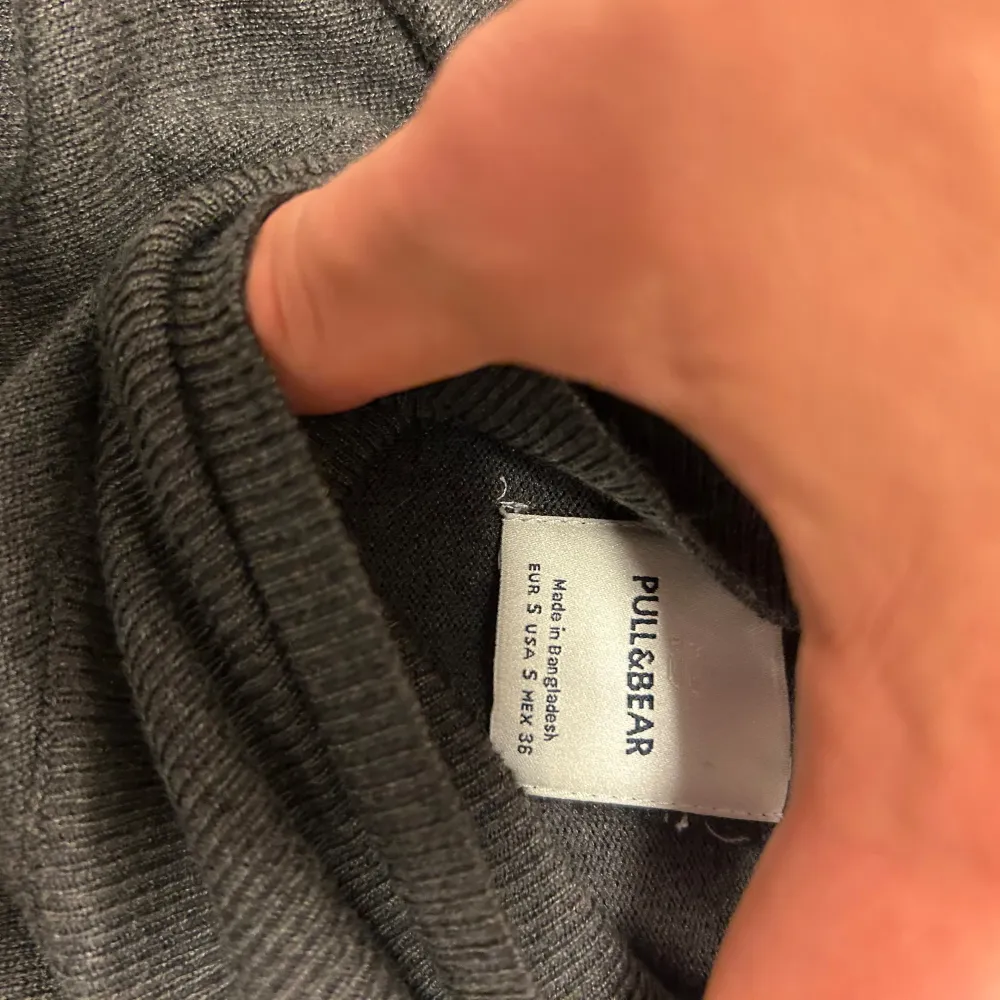 Säljer en stilren och bekväm grå polotröja från Pull&Bear. Perfekt för kyliga dagar med sin mjuka och varma känsla. Tröjan har långa ärmar och en klassisk polokrage. Passar både till vardags och lite finare tillfällen. . Tröjor & Koftor.