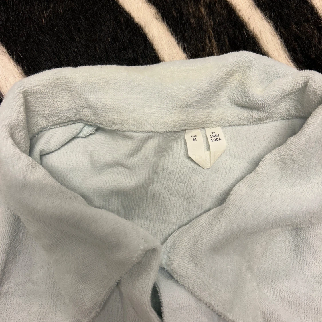 Ljusblå pikétröja - 91