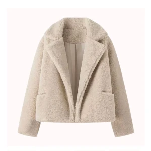 Teddy kappa - Assnygg Teddy kappa från design by Amor. Helt ny, men passar tyvärr ej. Nypris 579, kan tänka mig gå ner i pris då den inte ser ut att vara samma material som på bilden (den ser mjukare ut i verkligheten). Perfekt till hösten🍂🥰Skriv för egna bilder💗