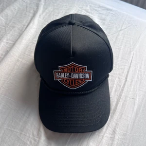 Harley Davidson  - Säljer en helt oanvänd Harley Davidson keps som var lite för står för mig. 