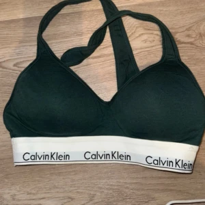 Bh Calvin Klein  - En topp från Calvin Klein storlek s och färgen är grön väldigt skön