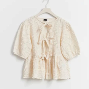 Beige blus från Gina tricot - Så fin topp från Gina, endast använd en gång✨