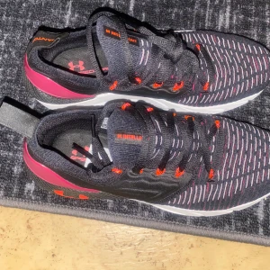 Under armour löpar skor  - Under armour löparskor ua e hovr phantom 2 i storleken 38,5 dem är helt nya 