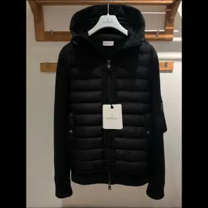 Svart Moncler Cardigan i storlek S som passar perfekt nu inför kylan (passar även vårdtid). Jackan är så gott som ny och med detta sagt i mycket god skick. Paketering, dustbag, alla etiketter, extra knappar och kvitto medföljer!