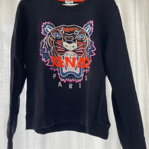 Kenzo svart tjocktröja  - Säljer min kenzo tröja Skick: 9/10 Storlek: 158-164 Nypris: 1500kr  Pris går att förhandla  Kontakta för fler bilder