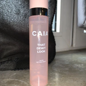 Caia settingspray  - That Dewy look settingspray glow spray. Använd två gånger. Har väldigt känslig hy och den funkade inte för mig. Ny pris 245kr säljer för 170kr då den typ är helt ny